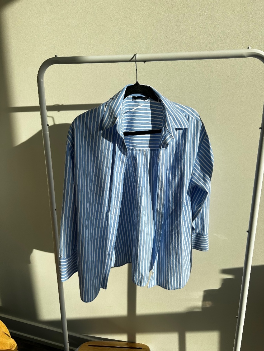 ZARA Blue & White Striped Button-Up Shirt – Relaxed Fit (XS)